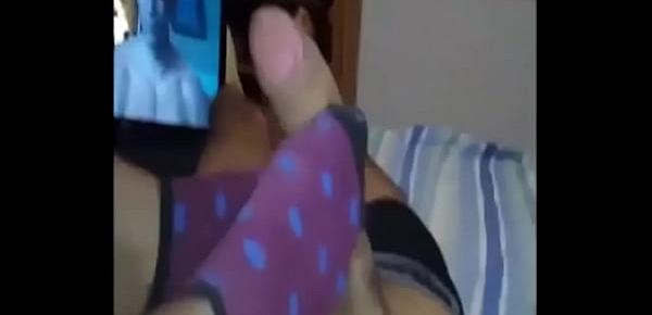  Mi Novia me Hace La Paja, me Masturba y me Mama Mi Pene Mientras Vemos Pelicula